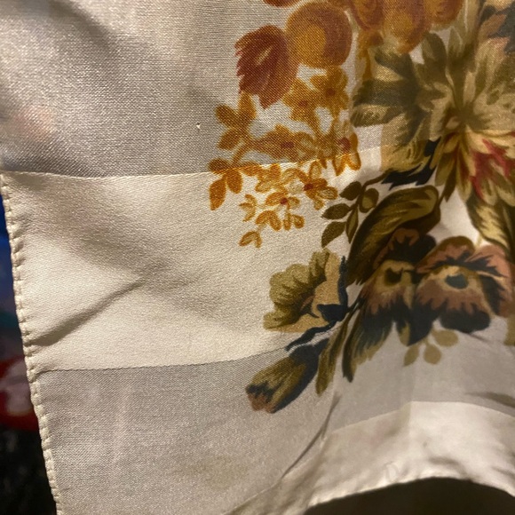 Flower schemed square scarf. Silky feeling, good condition! Vibrant coloring! - Picture 3 of 3